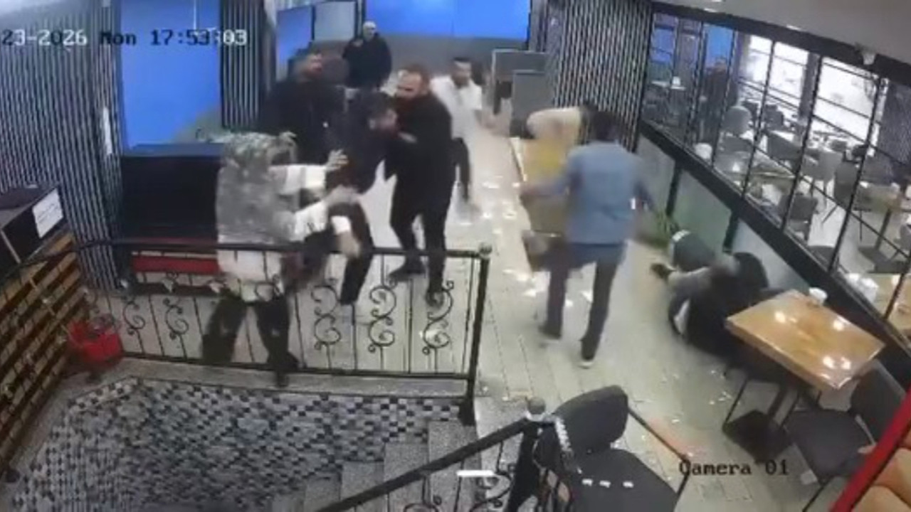 Müşteriler birbirine girdi: Kafede korku dolu anlar