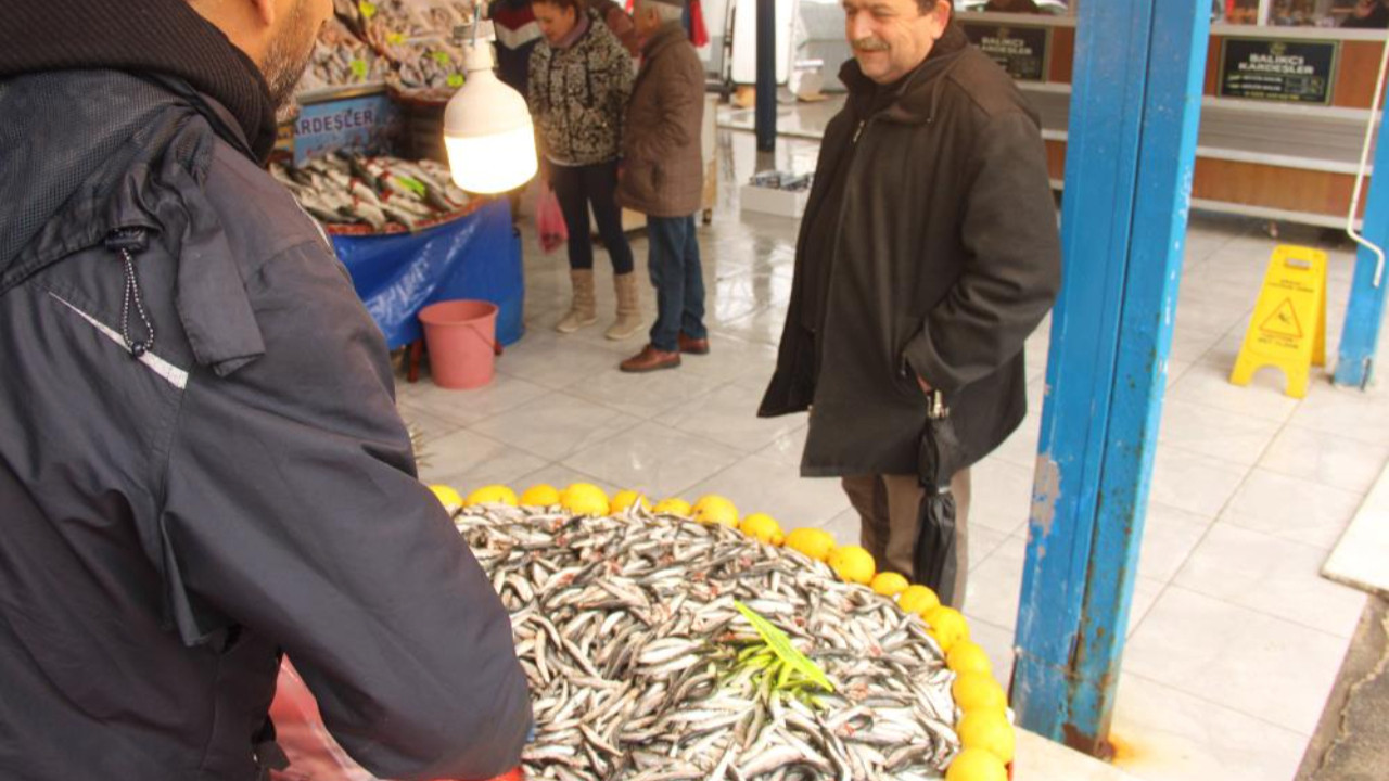 Havalar düzeldi balık ucuzladı: Kilosu 150 liraya inen hamsiye vatandaş akın etti