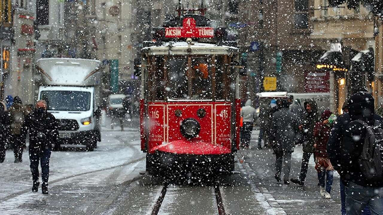 İstanbul Valiliği saat vererek uyardı! 15 ilçeye kar geliyor