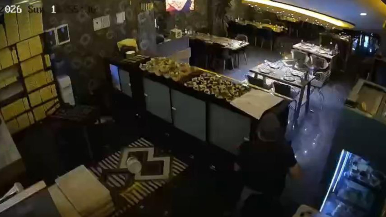 Saniyelerle kurtuldular! İftar hazırlığında asma tavan çöktü