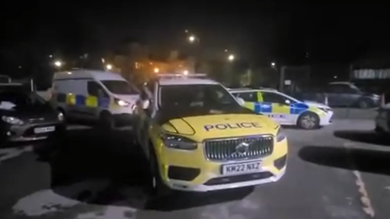 Teravih namazında büyük panik: Camiye balta ve bıçaklı saldırı girişimi