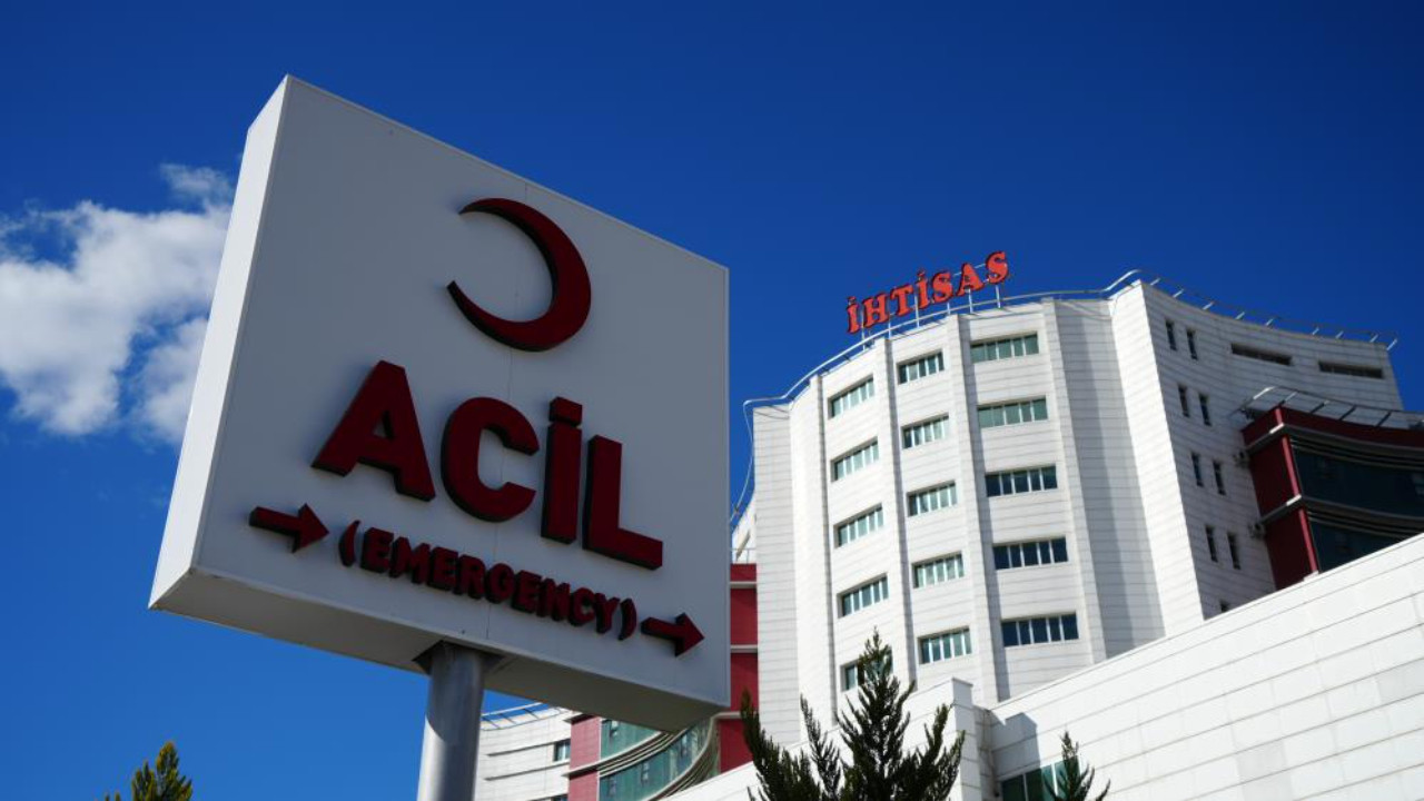 Dolmuşta maket bıçaklı kavga: Tartıştığı genci yaraladı