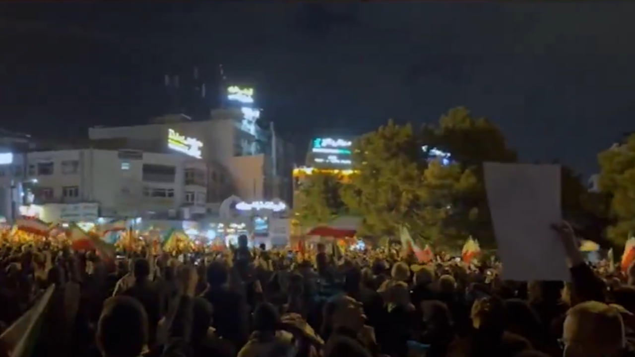 Tahran'da kalabalık kitleler, ABD ve İsrail saldırılarına lanet okudu