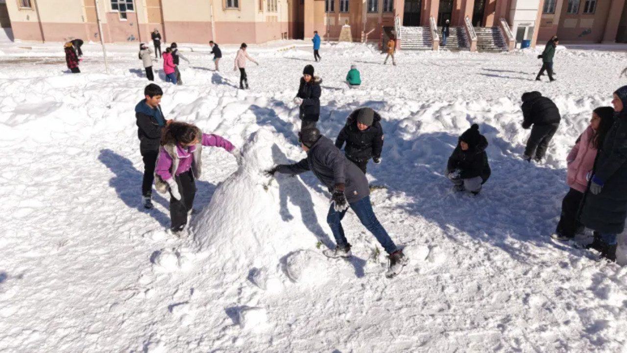 Kar ve buzlanma eğitimi vurdu: O üç ilçede okullar tatil
