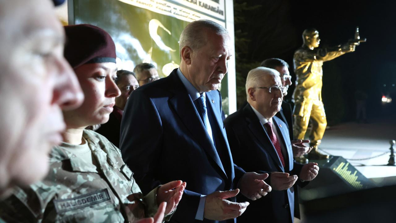 Cumhurbaşkanı Erdoğan, Ömer Halisdemir'in şehit olduğu noktadaki anıtın önünde dua etti