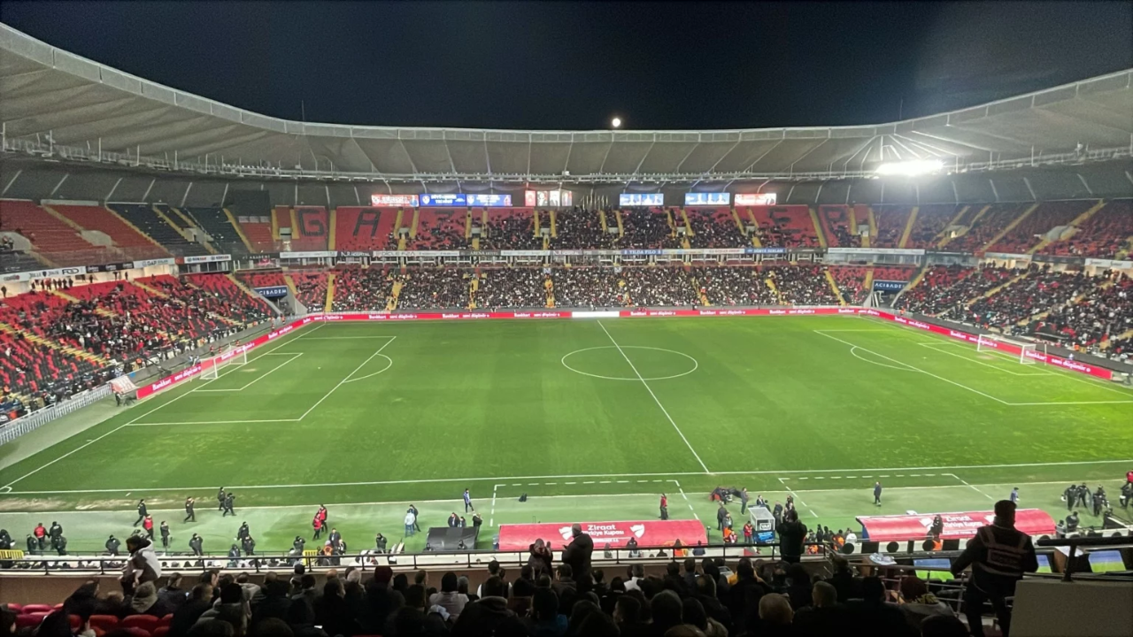 Gaziantep FK-Fenerbahçe maçı neden başlamadı: Stadyumda elektrik sorunu