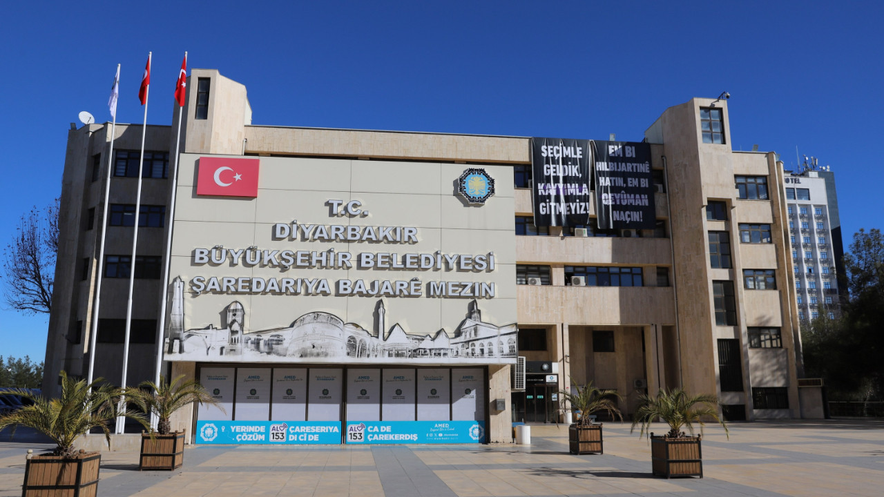 Diyarbakır'da bazı belediyelerde işten çıkarılan işçilerin eylemi sürüyor