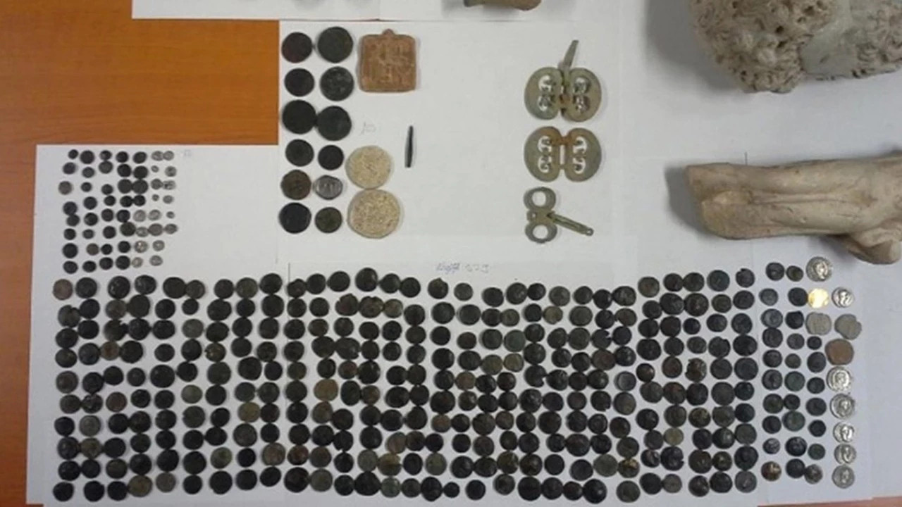 Aracın içine gizlemişler: Çeşme'de 7 bin 550 tarihi eser ele geçirildi