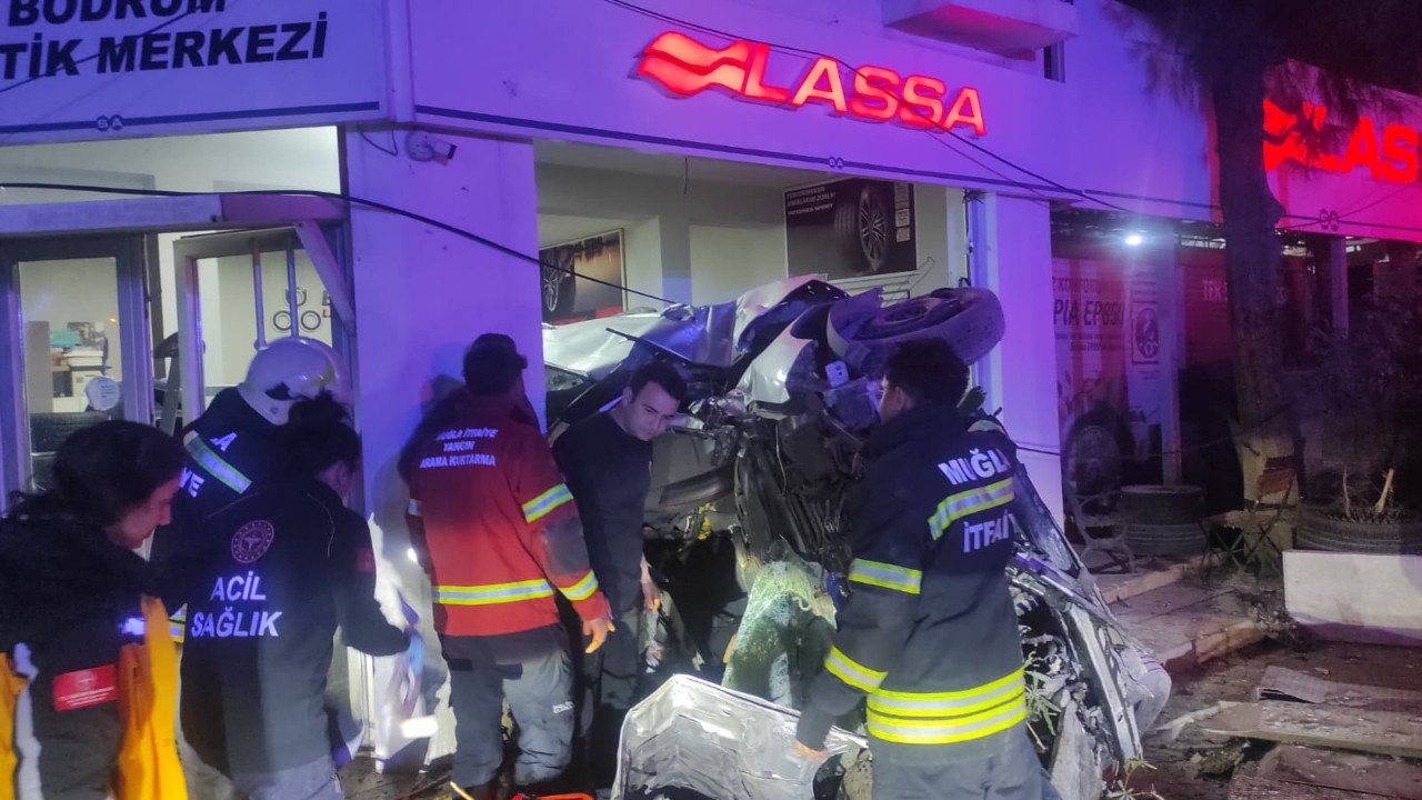 Bodrum'da feci kaza: Kontrolden çıkan otomobil iş yerine daldı