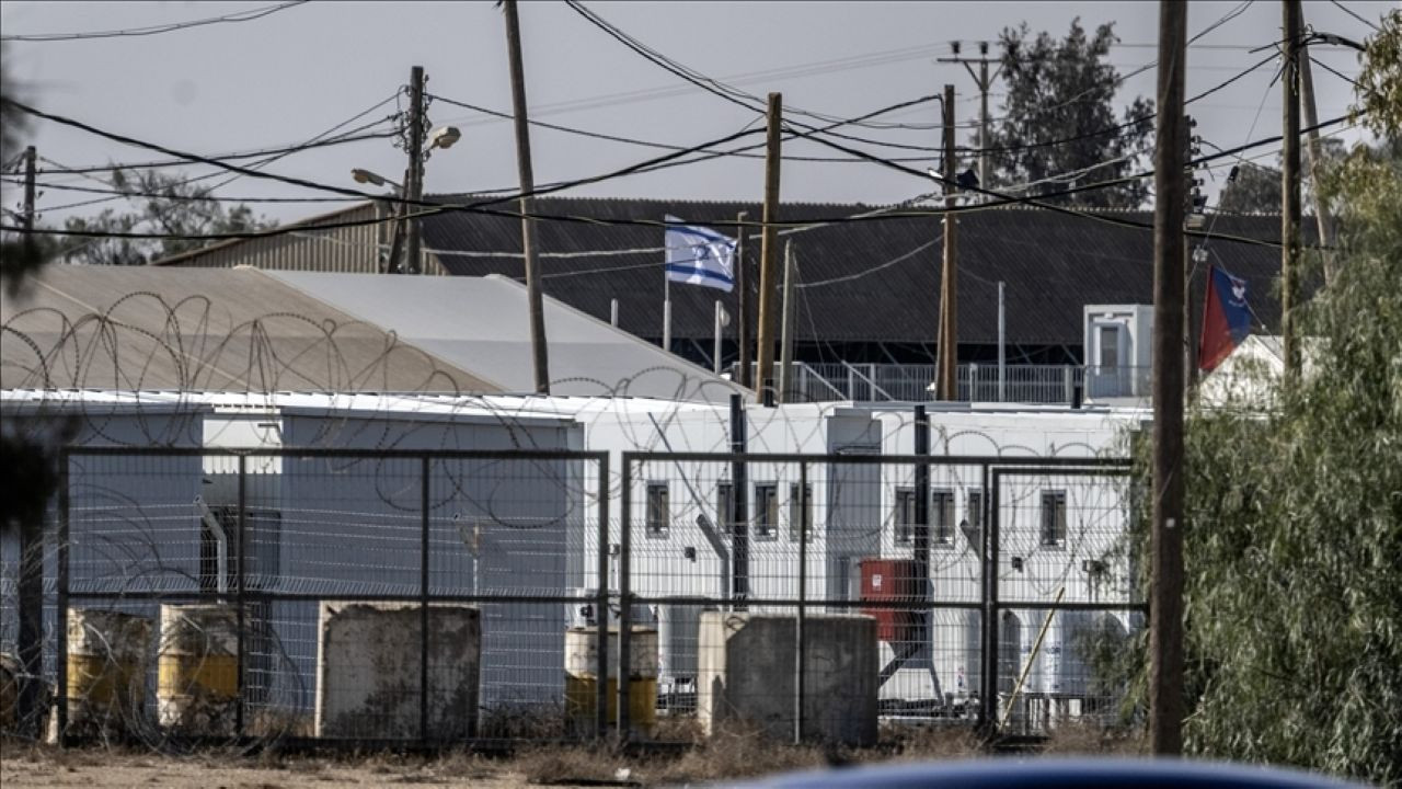 İsrail, Filistinli esirlerin koğuşlarına eş zamanlı baskın yaptı