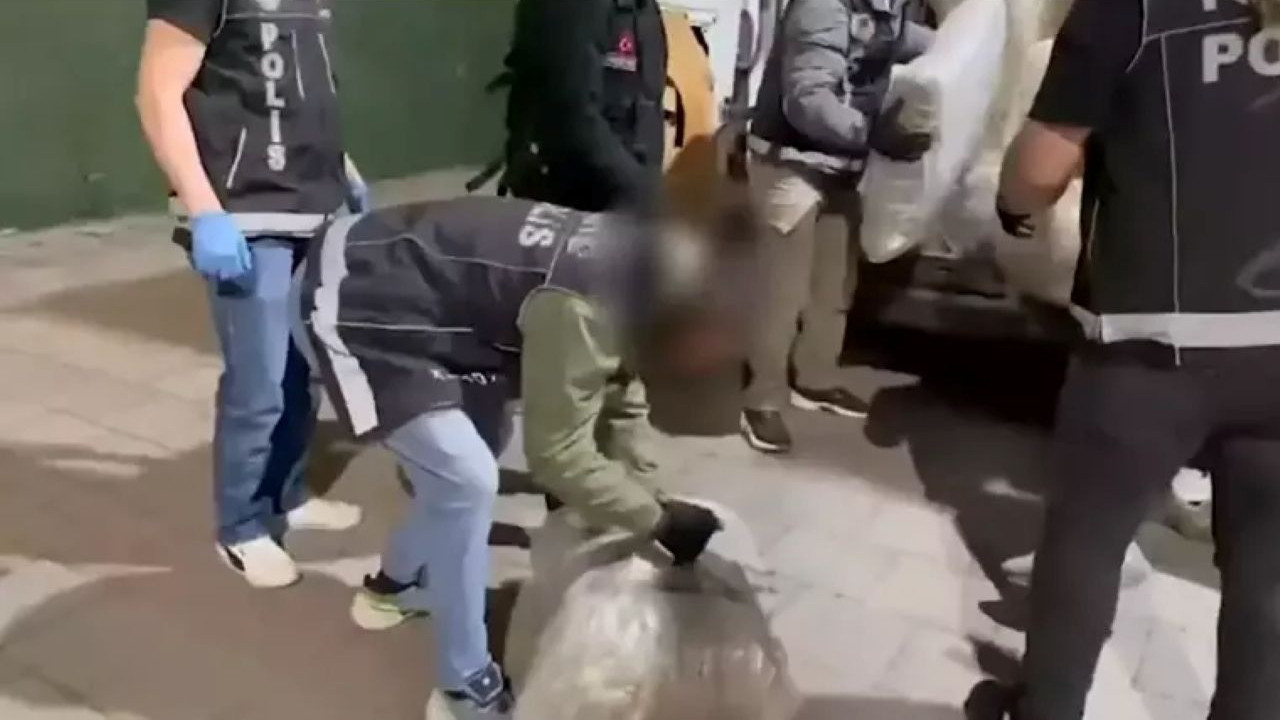 İzmir'de tam 1,3 ton uyuşturucu madde ele geçirildi