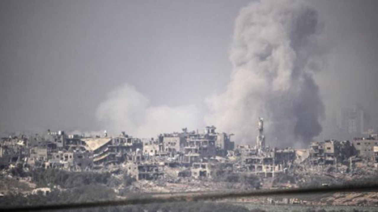 Filistin topraklarını gasbeden İsrailliler Batı Şeria'da bir camiyi kundakladı