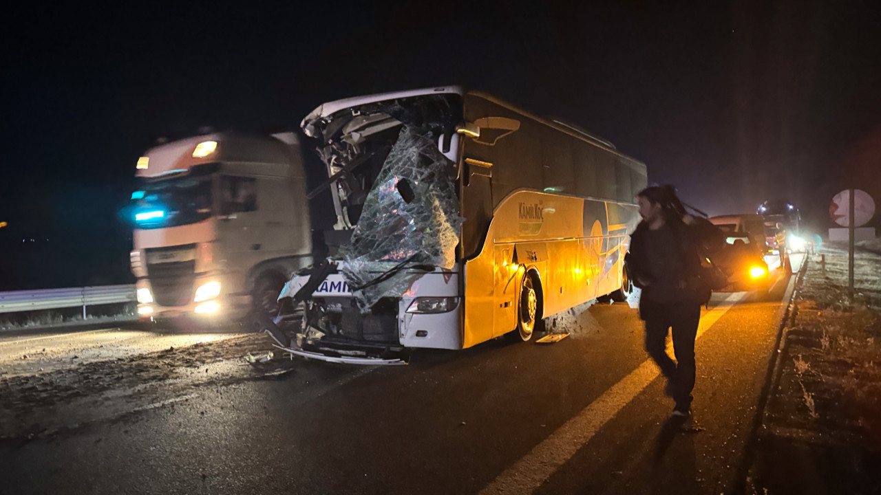 Anadolu Otoyolu’nda feci kaza: Otobüs ile çekici çarpıştı, ölü ve yaralılar var
