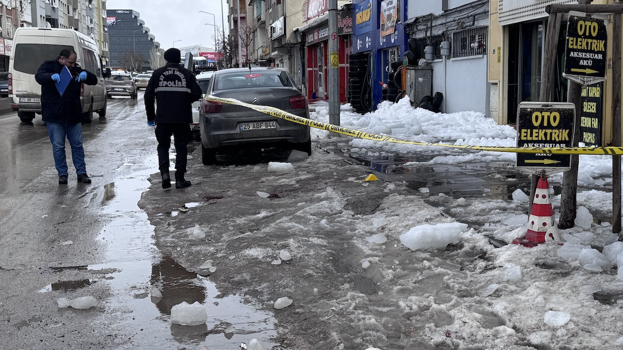 Erzurum'da çatıdan üzerine buz kütlesi düşen kişi ağır yaralandı