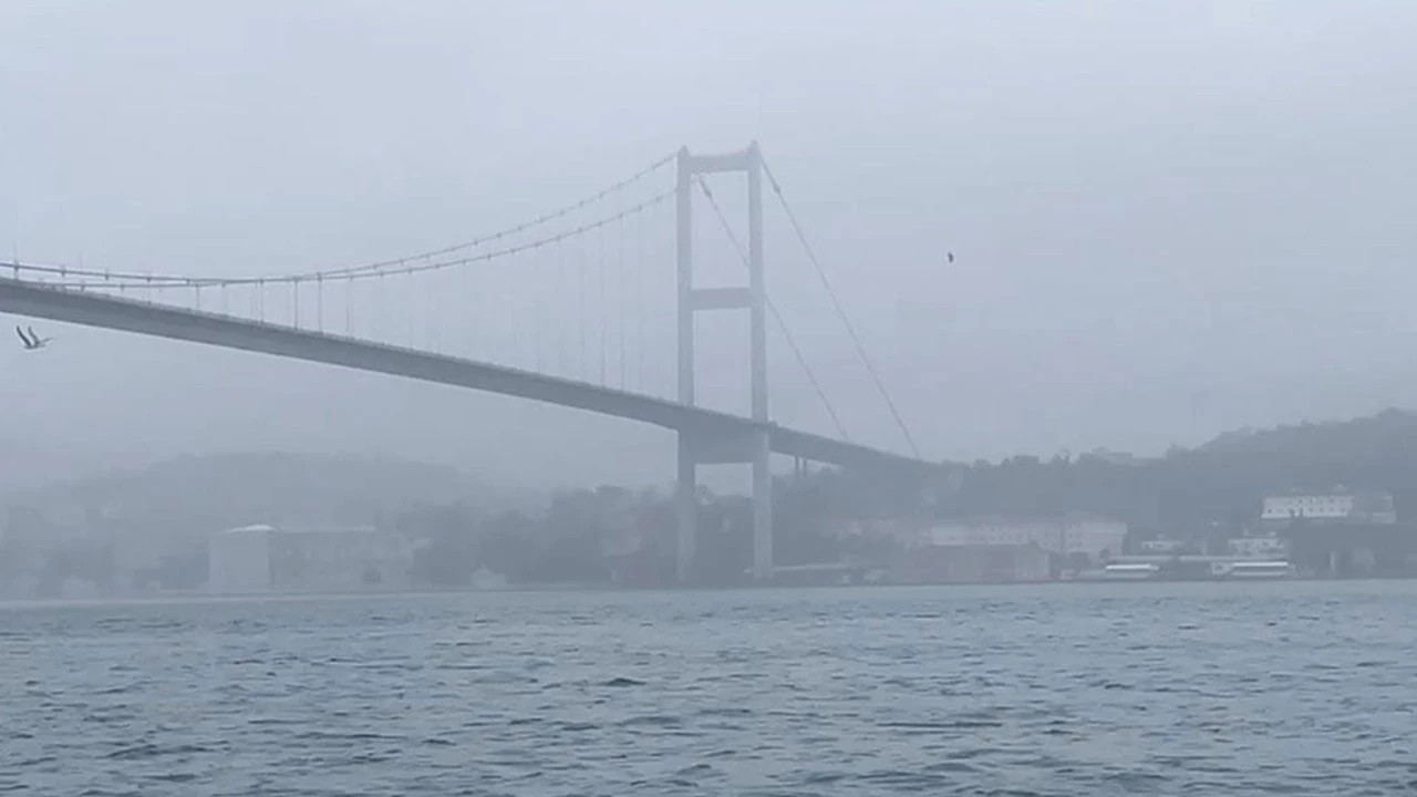 İstanbul Boğazı'nda gemi trafiği sis nedeniyle askıya alındı