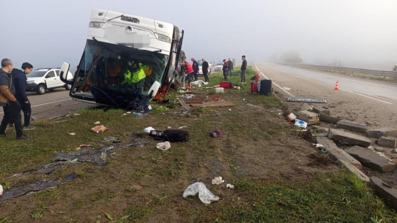 Adana Kozan'da yolcu otobüsü devrildi: Ölü ve yaralılar var