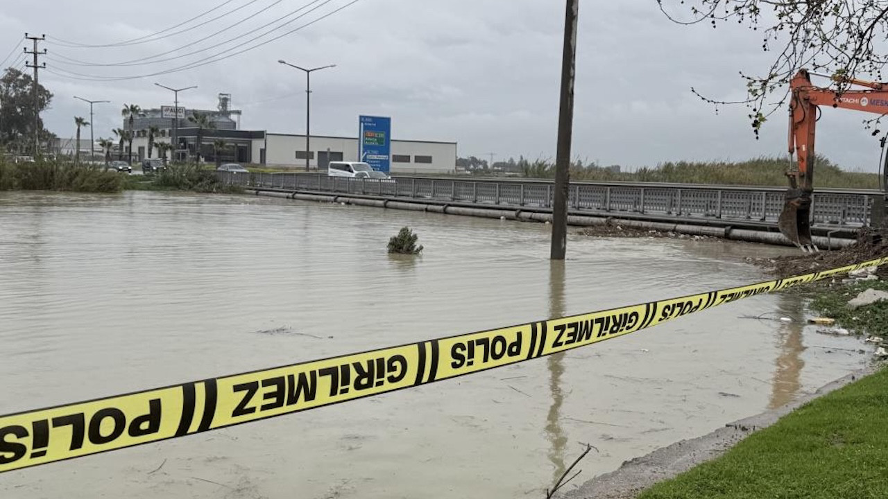 Berdan Irmağı'nda alarm: Su seviyesi köprüye dayandı
