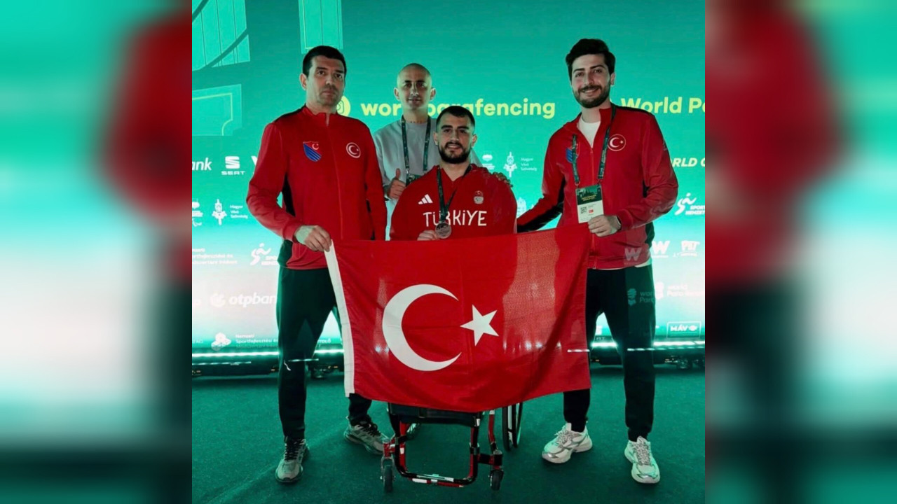 Finalde nefesler tutuldu! Milli para eskrimci Hakan Akkaya, Macaristan'da gümüş madalya kazandı