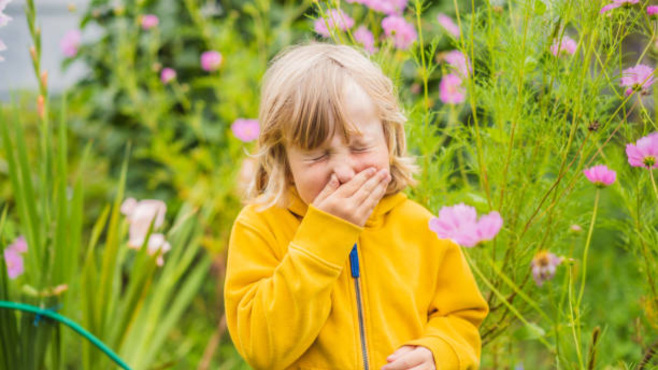 Çocuğunuz sürekli hapşırıyor mu? Bahar alerjisine dikkat: Belirtileri ve tedavi yöntemleri nelerdir?