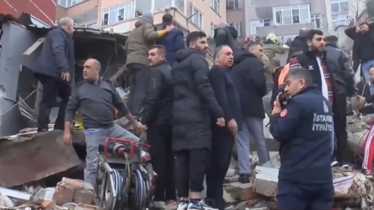 İstanbul Fatih'te iki bina çöktü! Ekipler bölgeye sevk ediliyor