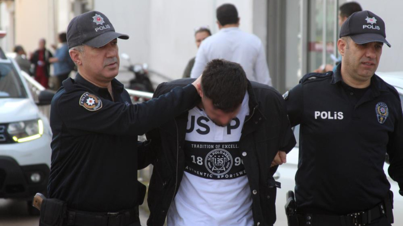 Adana'da akılalmaz görüntüler! Ayakla araç kullanan sürücüye verilen ceza belli oldu