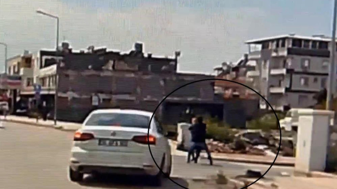 Sokak ortasında şoke eden anlar! Kadının boynundan kolyesini çaldı