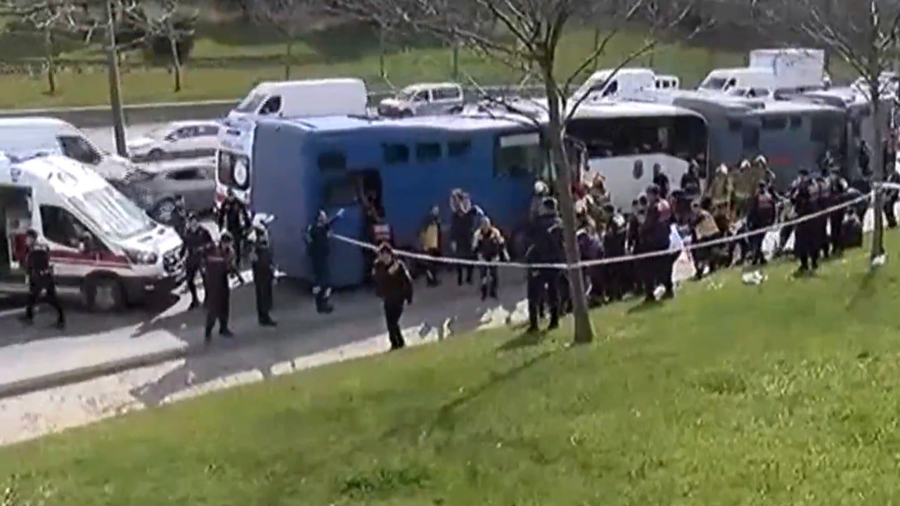 Mahmutbey'de 4 cezaevi sevk aracının karıştığı kazada 6 jandarma yaralandı