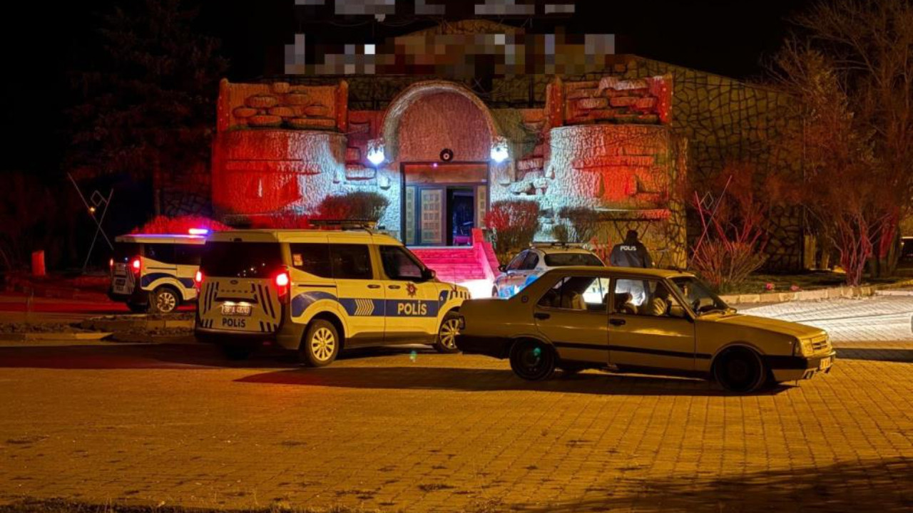 Eğlence mekanında dehşet anları: Kavgayı ayırmak isteyen çalışana bıçaklı saldırı