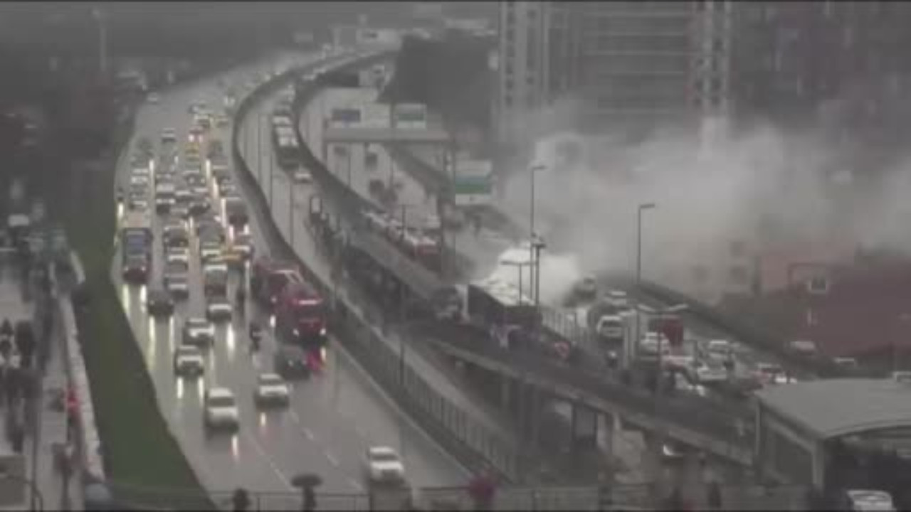 Şişli'de metrobüs yangını: İçi yolcu dolu metrobüs bir anda alev aldı!