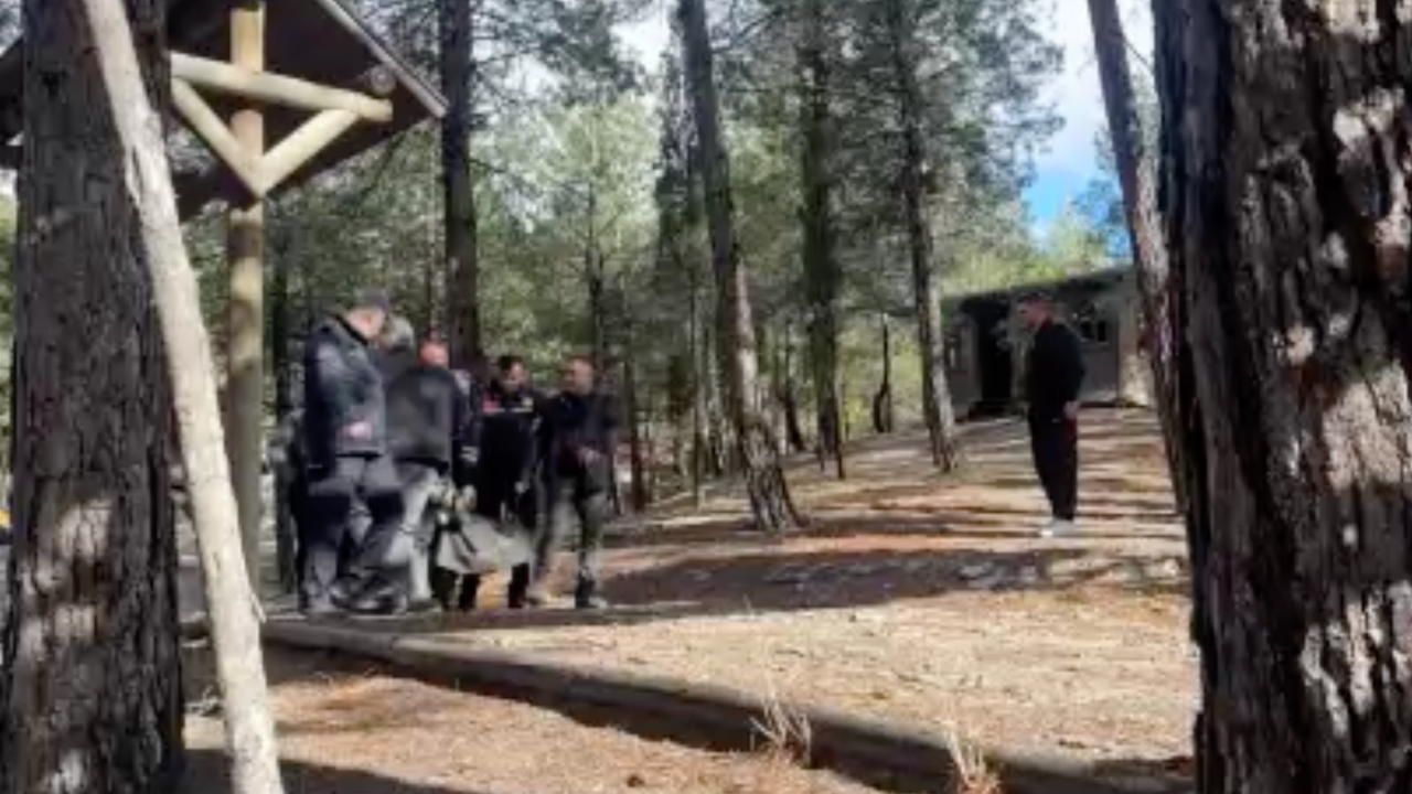 Yürüyüş yapan gençler ormanlık alanda ceset buldu