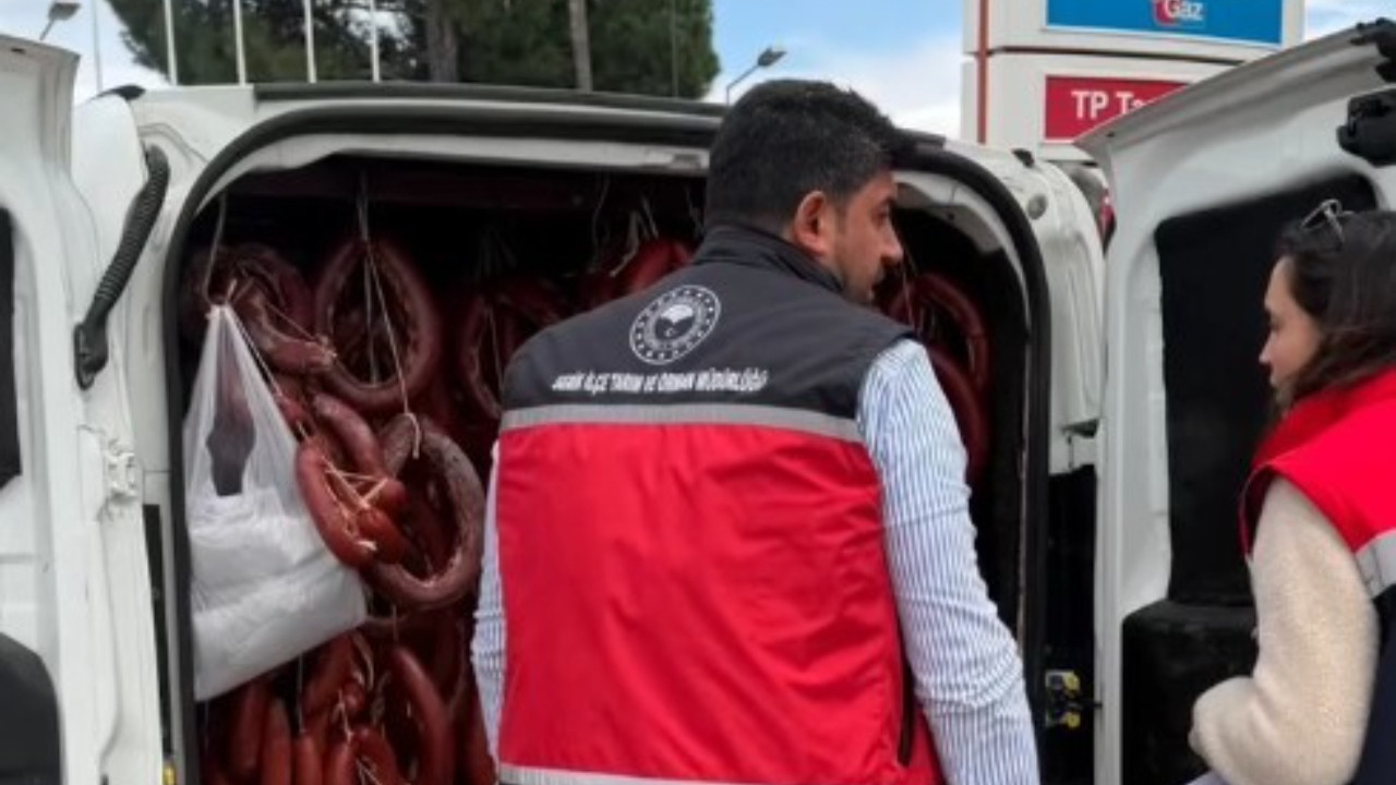 Halk sağlığıyla böyle oynadılar: Şüpheli minibüsten 176 kilogram tarihi geçmiş sucuk çıktı