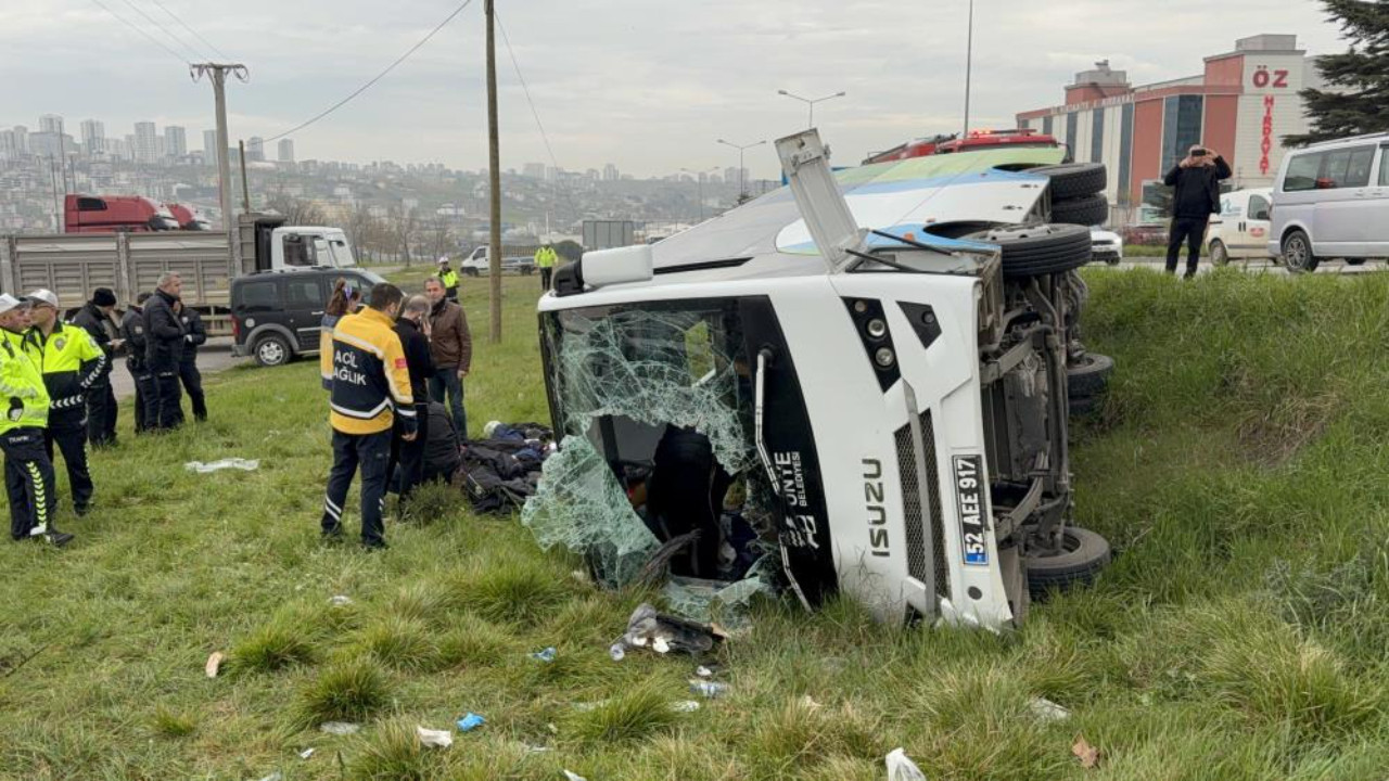 Samsun'da can pazarı! Öğrencileri taşıyan midibüs şarampole yuvarlandı, bir öğrencinin kolu koptu!