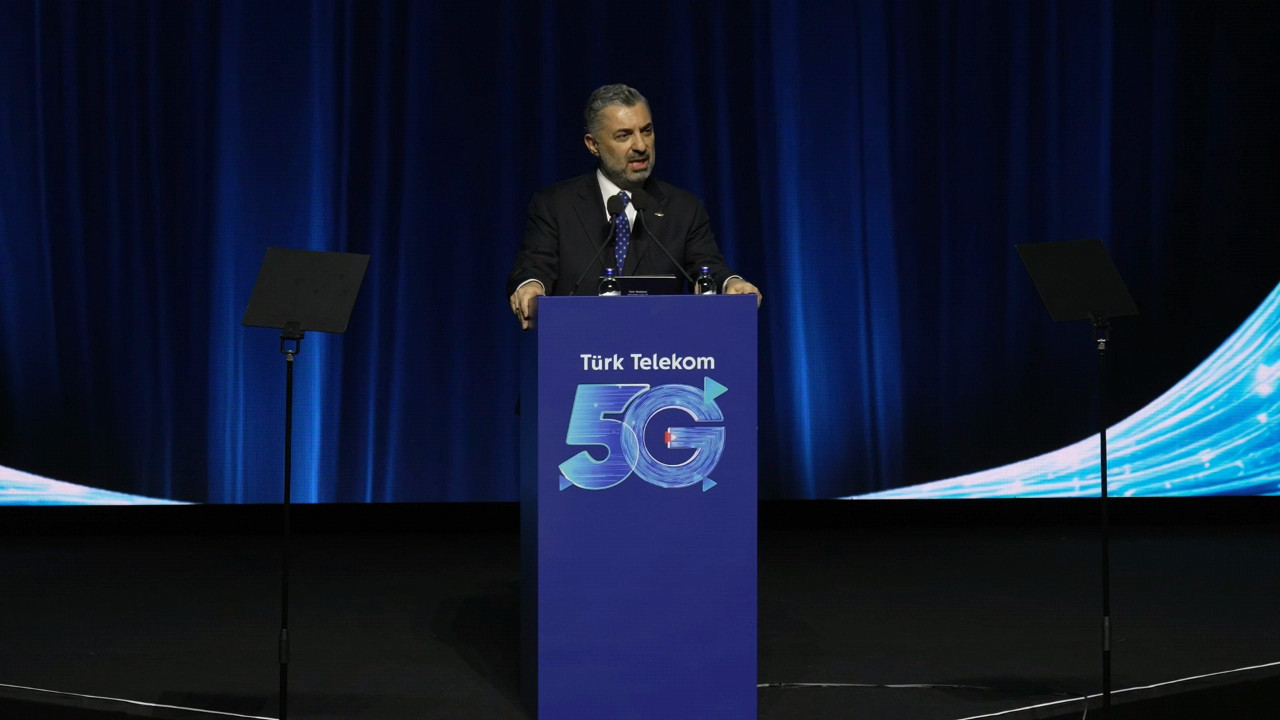 Türk Telekom, AKM'de 5G vizyonunu tanıttı: Müslüm Gürses hologramı sahneye çıktı