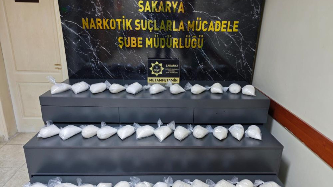 Sakarya'da uyuşturucu operasyonu: Araç çamurluğunda 17,5 kilo metamfetamin ele geçirildi