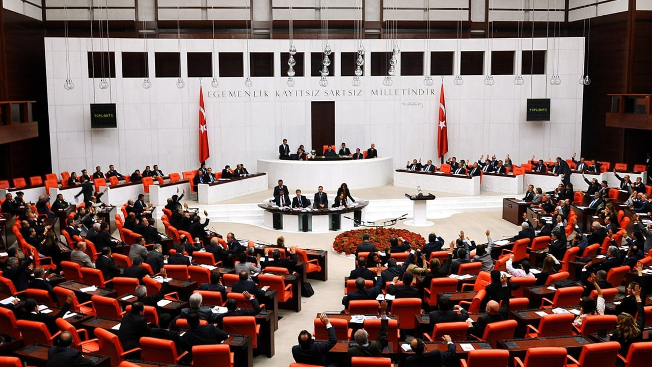 Doğum izninde süre uzadı, 15 yaş altına sosyal medya yasaklandı