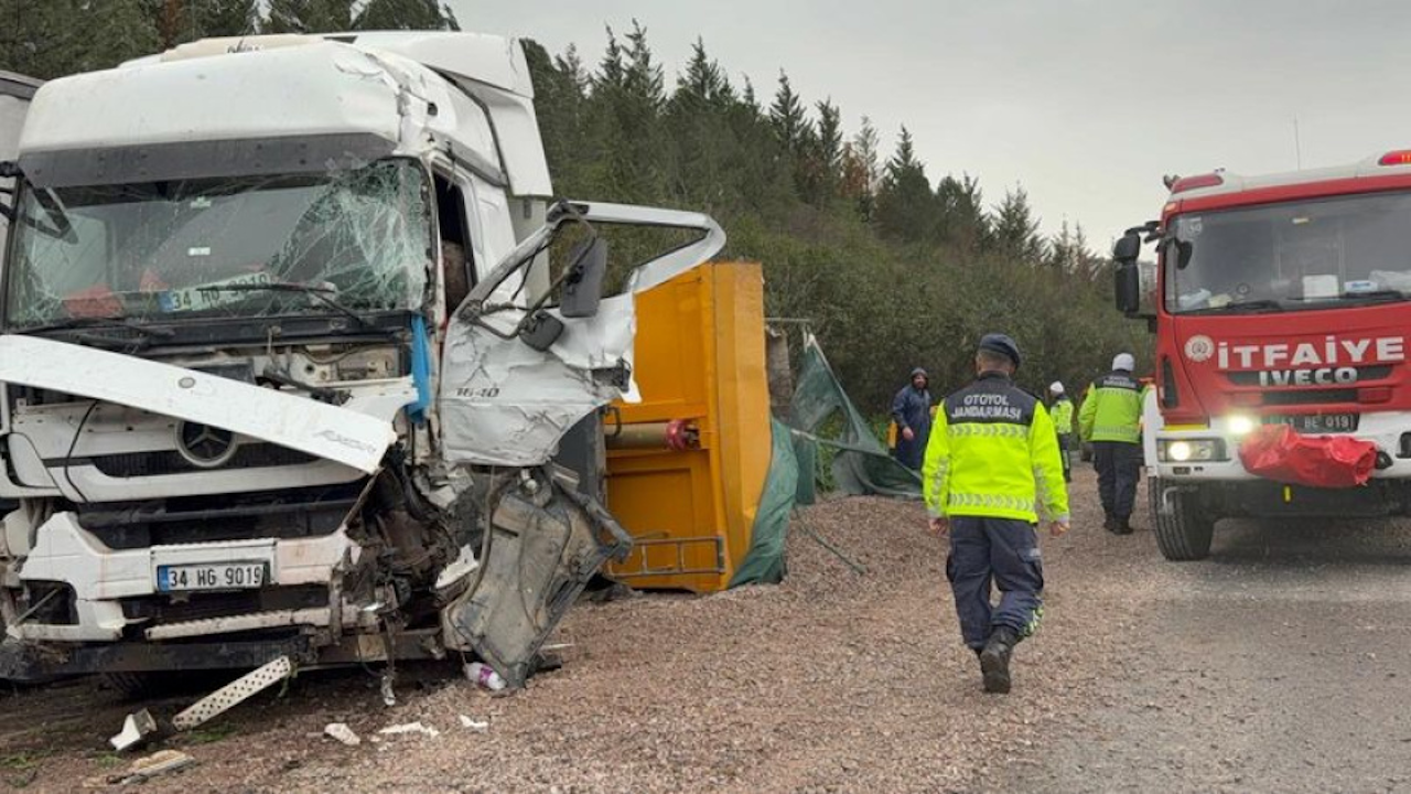 Feci kazada 2 kişi hayatını kaybetti: Ankara yönü trafiğe kapatıldı