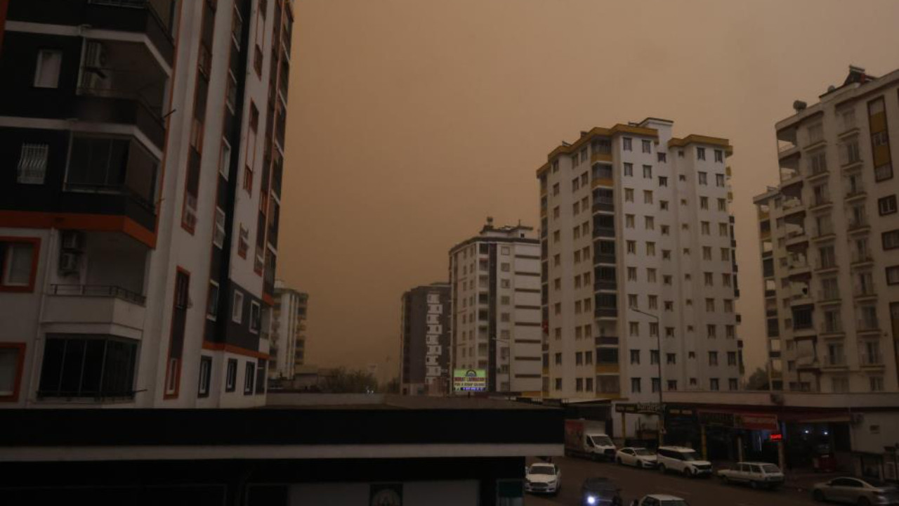 Adana'da gökyüzü bir anda sarardı! Gökten yağmur değil adeta çamur yağdı...
