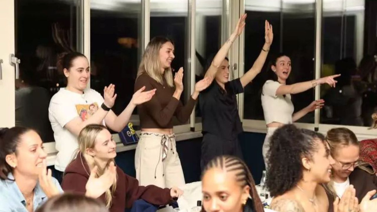 Fenerbahçe Opet şampiyonluğu kutladı