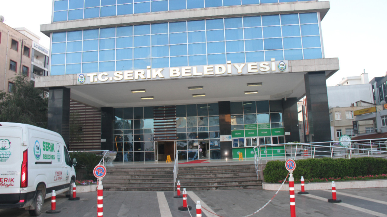 Belediye binasına silahlı saldırı! Camlar tuzla buz oldu