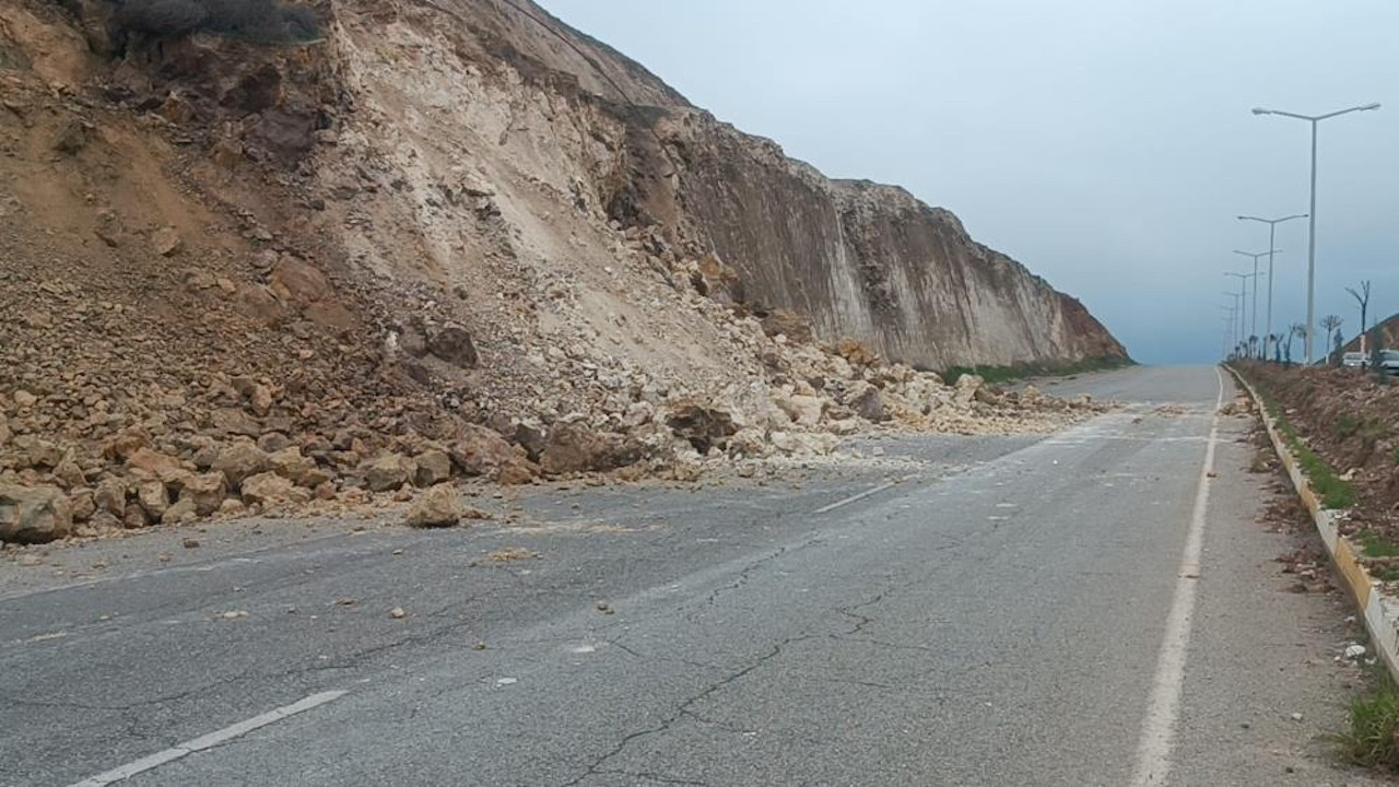 Şiddetli yağış heyelana yol açtı! Üniversitenin yolu ulaşıma kapandı