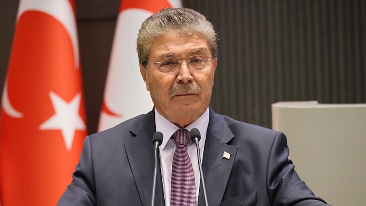 KKTC Başbakanı Üstel, Paskalya kutlamalarında Türk bayrağının yakılmasını kınadı