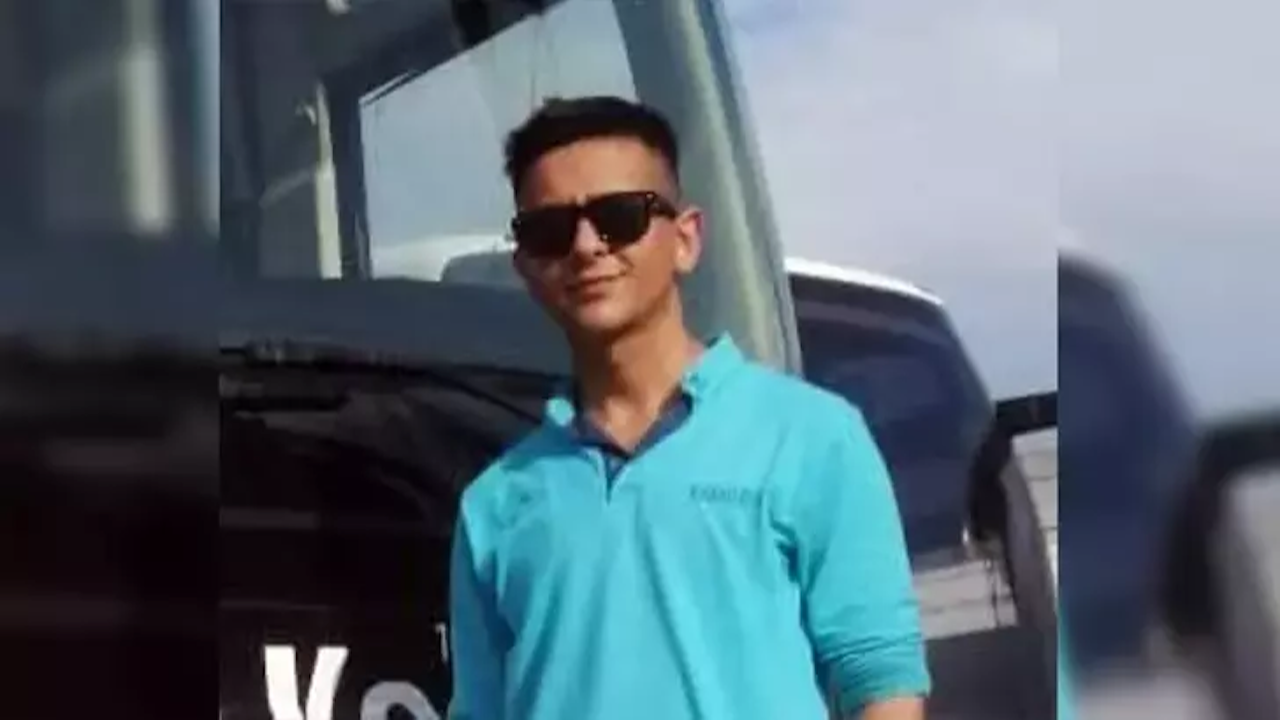 Yüksek sesle konuşan müşteriyi uyaran garson, göğsünden ve sırtından bıçaklanarak ağır yaralandı