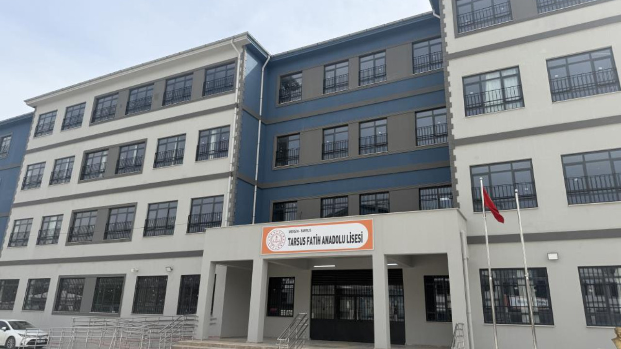 Mersin'de bir lise öğrencisi okulda silahla yakalandı!