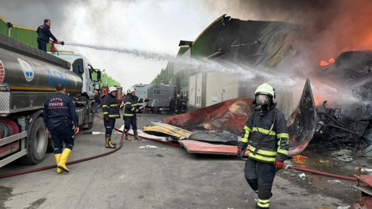 Adana'da geri dönüşüm fabrikasında yangın: Ekiplerin müdahalesi sürüyor
