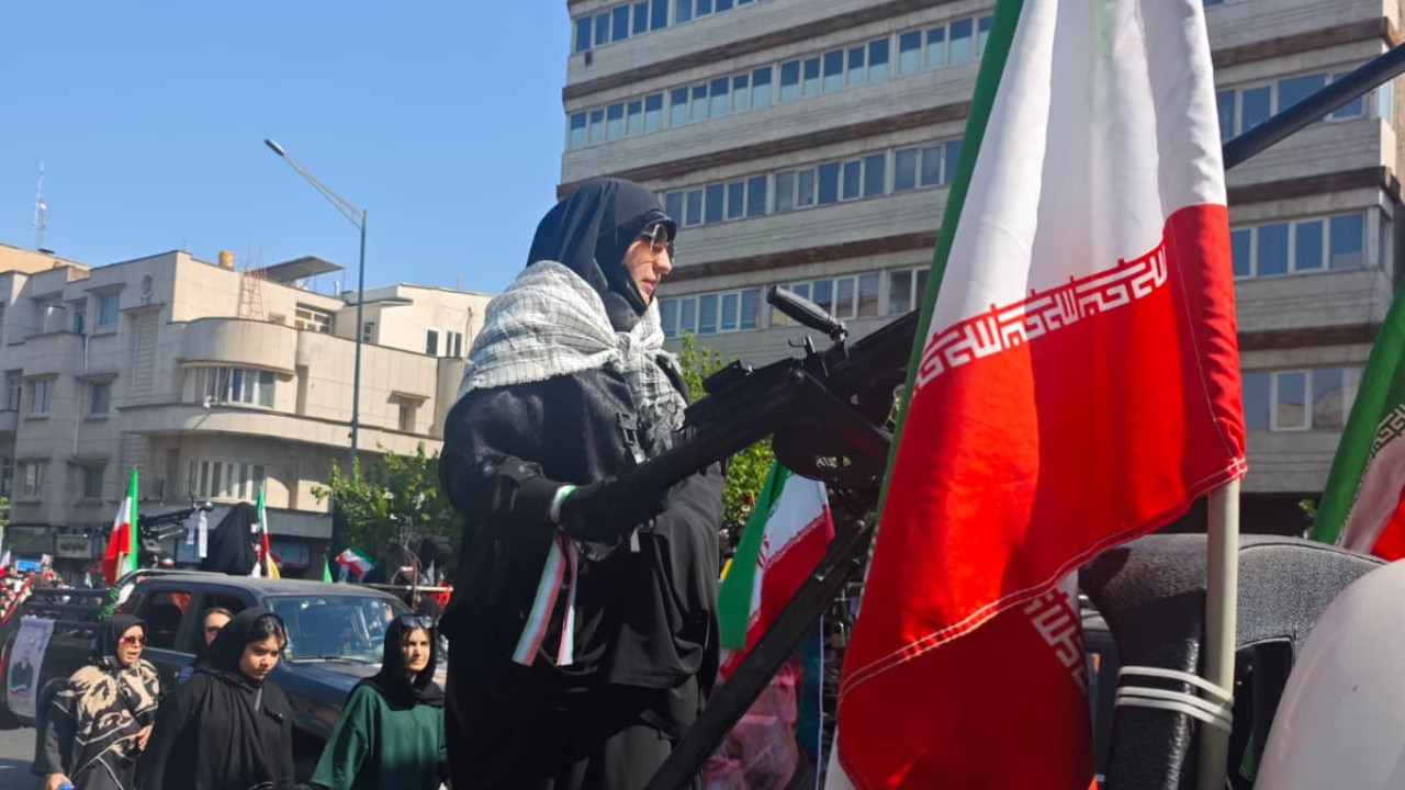 Tahran'da kadınlardan 'Can Feda' geçit töreni