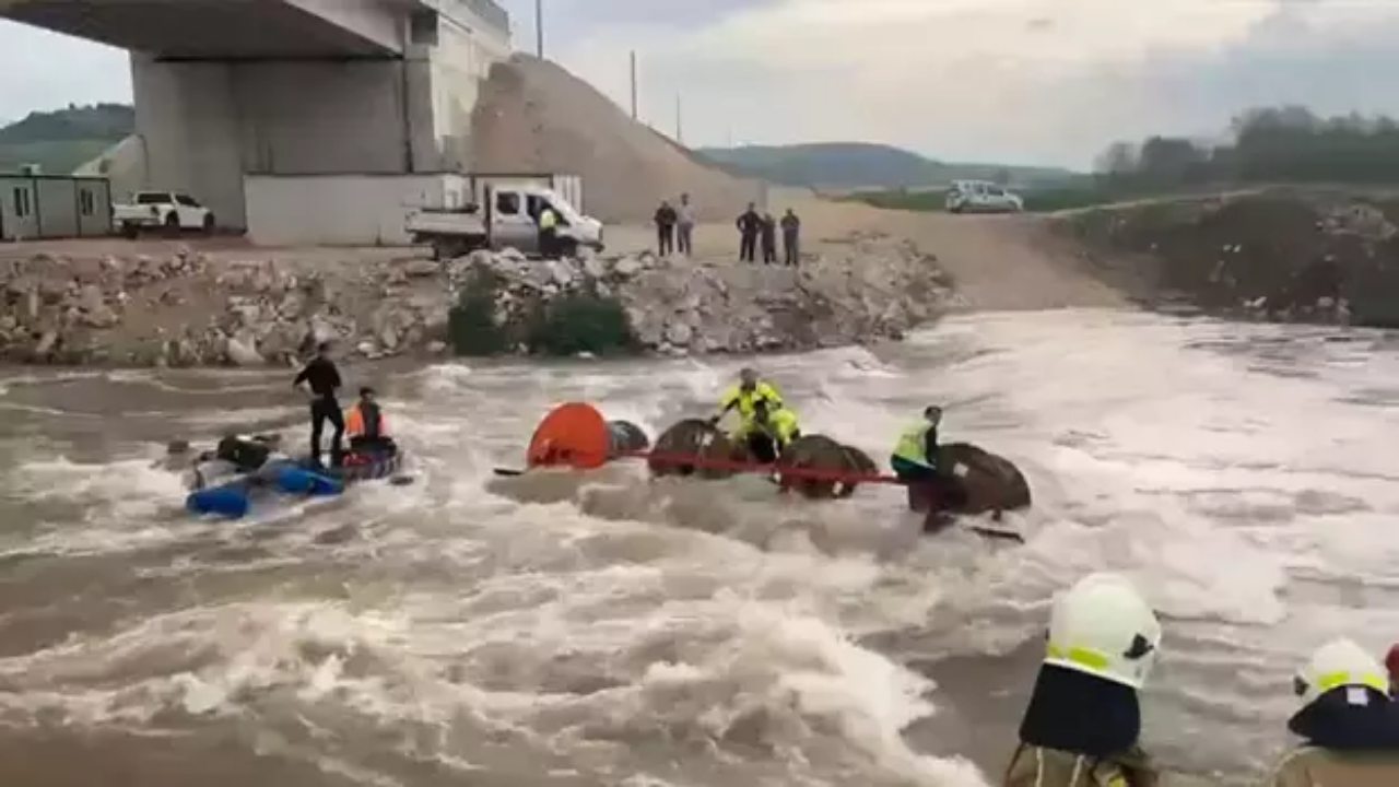Bursa'da akıntıya kapılan traktör devrildi: 10 işçi vinçle kurtarıldı
