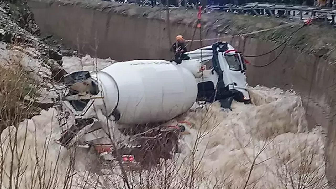 Bitlis'te beton mikseri dereye yuvarlandı: Akıntıya kapılan şoför aranıyor