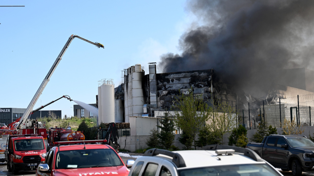 Ankara'da boya fabrikasında yangın: Ekiplerin müdahalesi sürüyor