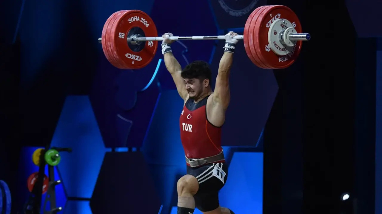 Milli halterci Muhammed Furkan Özbek 65 kiloda Avrupa Şampiyonu oldu