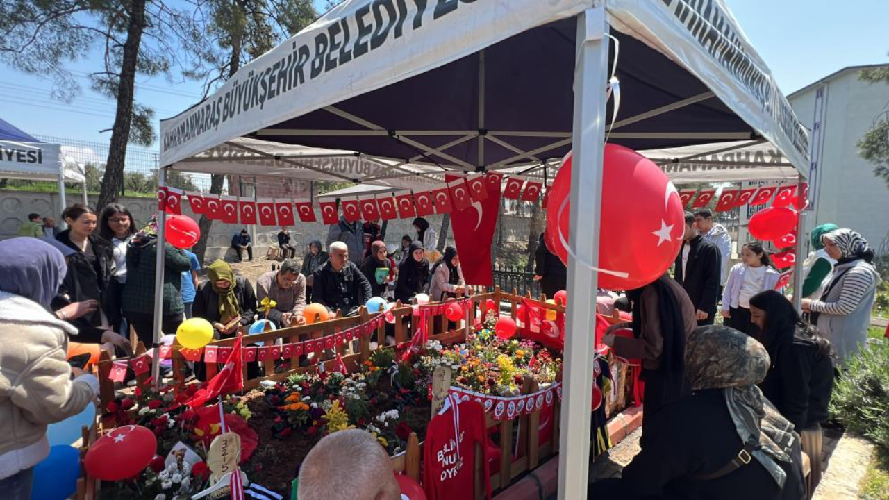 Mezar taşına balon bağladılar! Kahramanmaraş'ta boğazları düğümleyen 23 Nisan manzarası...